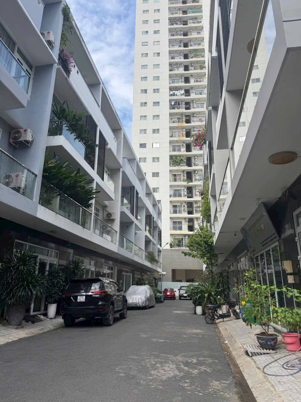 NHÀ ĐƯỜNG LÊ THỊ CHỢ, QUẬN 7 - GẦN GA METRO - Ô TÔ NGỦ TRONG NHÀ - 9,5 TỶ 15977948