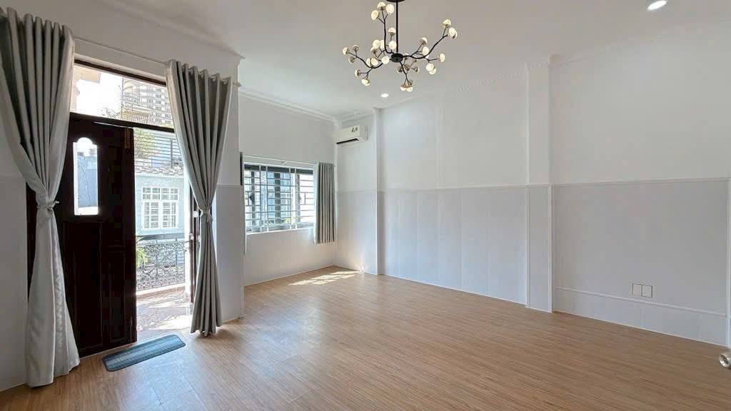 NHÀ ĐƯỜNG LÊ THỊ CHỢ, QUẬN 7 - GẦN GA METRO - Ô TÔ NGỦ TRONG NHÀ - 9,5 TỶ 15977948