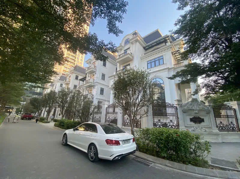 CC bán Biệt thự Mộc Hương, Mỹ Đình. DT 266m x 5 tầng. MT 15m. Giá 104 tỷ. LH: 0964769634 15977987