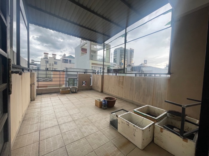 GIÁ 6,8 TỶ  6 PHÒNG NGỦ – 2 SÂN THƯỢNG – HẺM XE TẢI 15978026