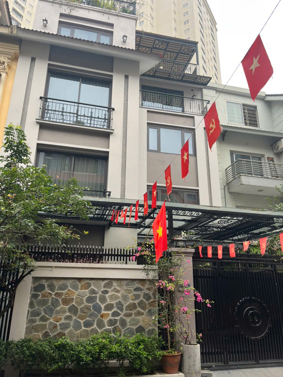 Cần bán BT Trung văn Hancic,Tố Hữu, DT 105mx 4T,MT 9m. Giá 35,5 tỷ. LH: 0964769634 15978042