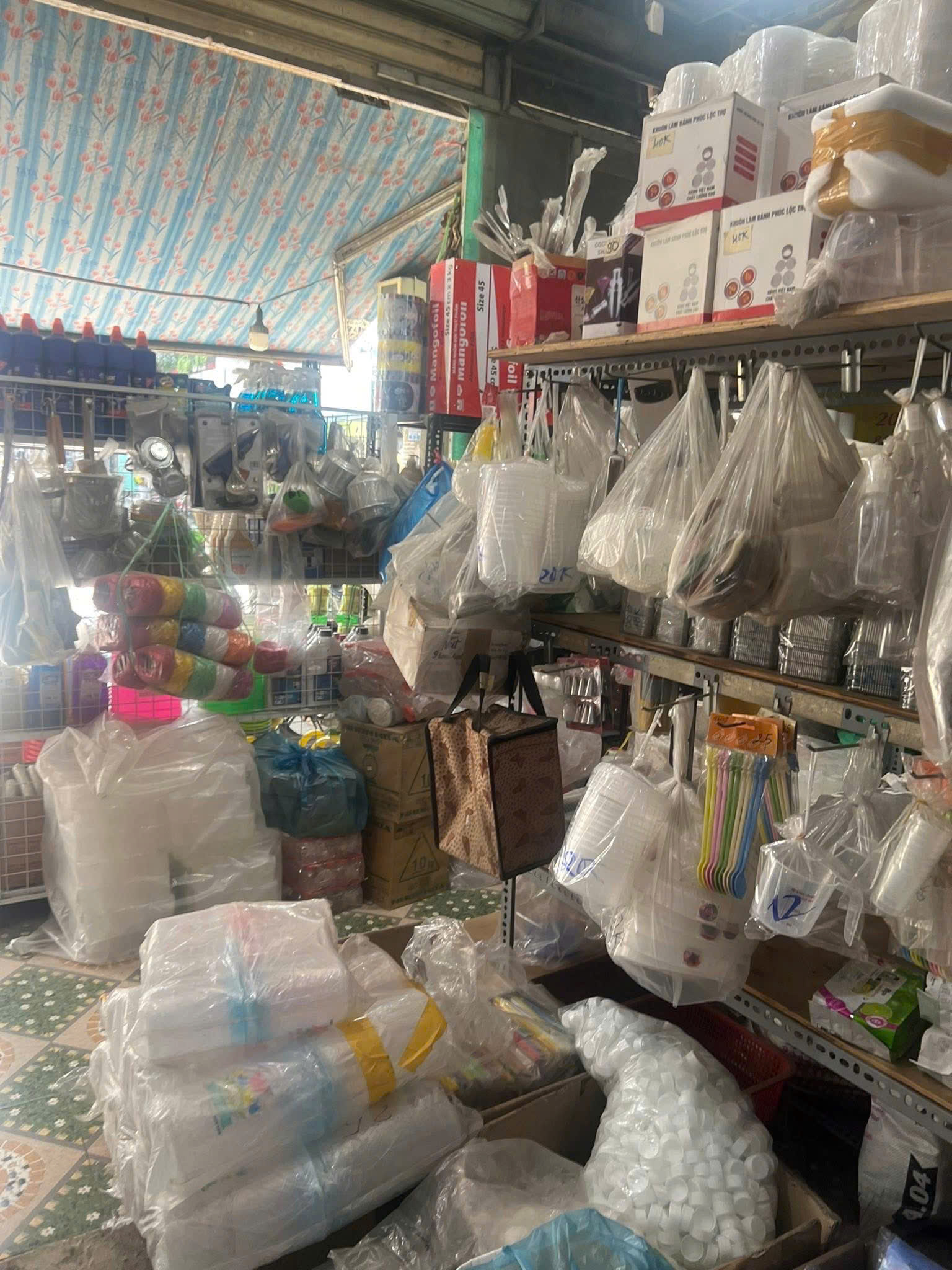 CẦN SANG GẤP CỬA HÀNG BAO XỐP – VỊ TRÍ CỰC ĐẸP NGAY NGÃ 3 NGUYỄN THỊ ĐẶNG, QUẬN 12 15978093