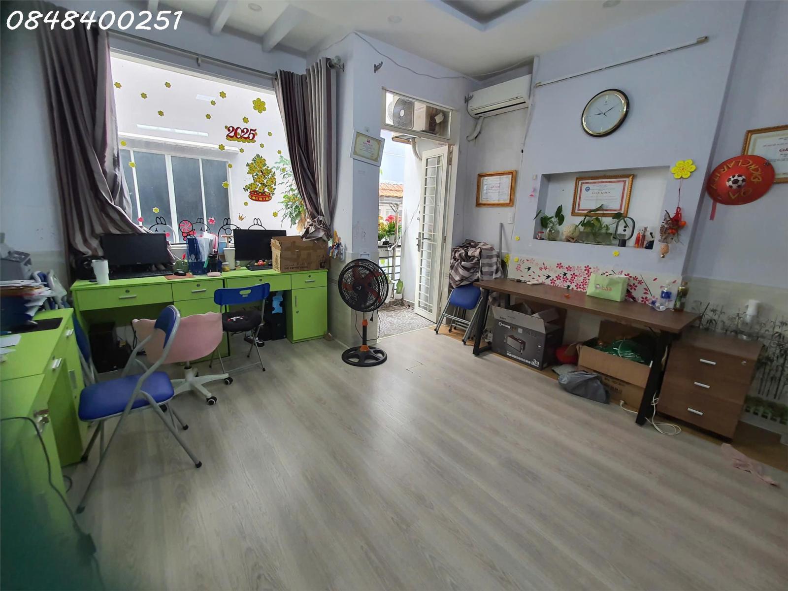 Cho thuê nhà đẹp 1 trệt + 3 lầu phường Chánh Hưng, HCM, DT 31,5m2, giá 11tr/tháng 15978141