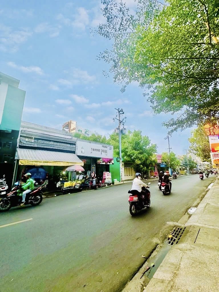 THOẠI NGỌC HẦU  MẶT TIỀN GIÁ HẺM  NGANG 5.3M NỞ HẬU  2 TẦNG  100M  CHỈ 10.X 15978170