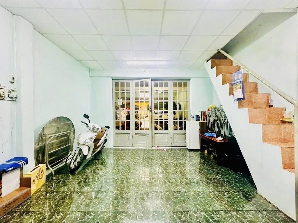 THOẠI NGỌC HẦU  MẶT TIỀN GIÁ HẺM  NGANG 5.3M NỞ HẬU  2 TẦNG  100M  CHỈ 10.X 15978170