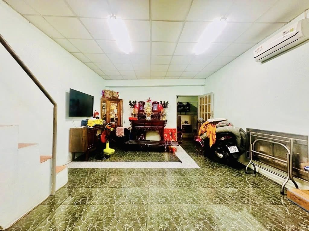 THOẠI NGỌC HẦU  MẶT TIỀN GIÁ HẺM  NGANG 5.3M NỞ HẬU  2 TẦNG  100M  CHỈ 10.X 15978170