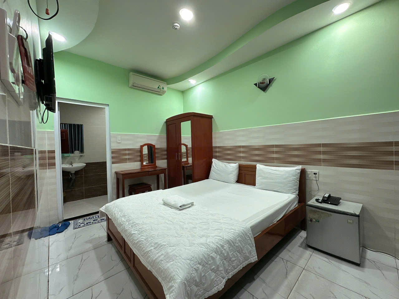 Bán KS HXH sát Emart Phan Huy Ích 6L T.máy ngang 5.2m 125m2 17PN TN100tr chỉ 18.X tỷ. 15978182