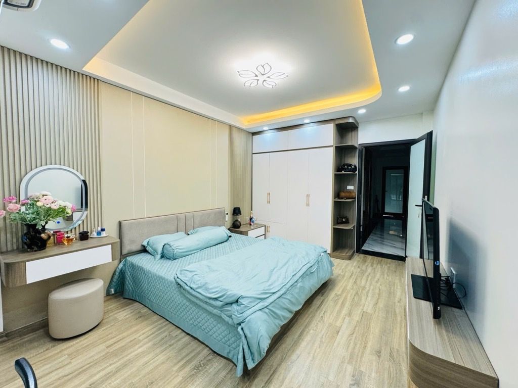 Hiếm- Bán nhà đẹp Nguyễn Sơn- Gần Ô tô- Sát phố- Dân xây- 60m 5 tầng thang máy- full NT- nhỉnh 13 15978195