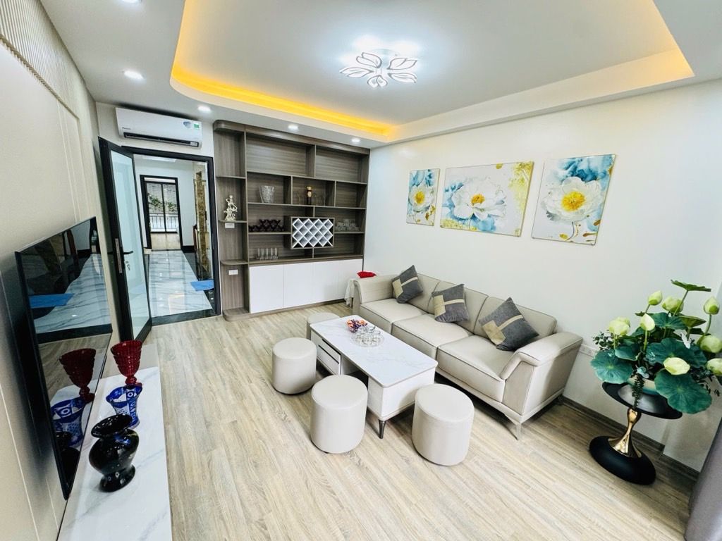 Hiếm- Bán nhà đẹp Nguyễn Sơn- Gần Ô tô- Sát phố- Dân xây- 60m 5 tầng thang máy- full NT- nhỉnh 13 15978195