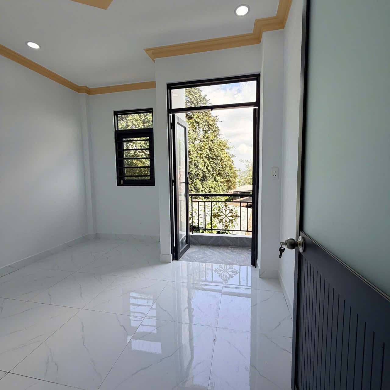 CHỈ VỚI Hơn 395Triệu SỞ HỮU NGAY Căn Nhà Đẹp 1 Trệt 1 Lầu - NGÃ BA MỸ HẠNH hướng HÓC MÔN 15978291