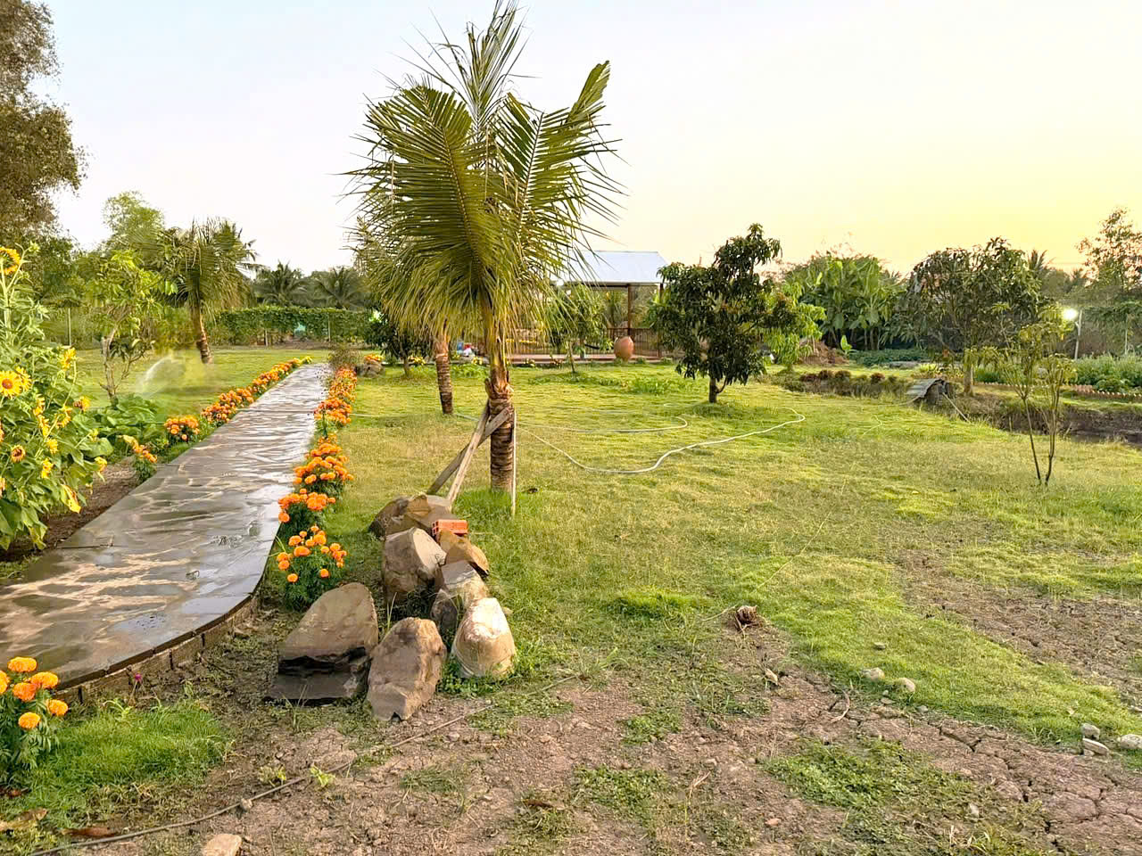 CẦN BÁN 2200M2 NHÀ VƯỜN NGHĨ DƯỠNG HẺM XE HƠI TỚI NHÀ 15978548