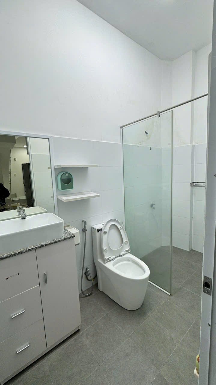 CHO THUÊ NHÀ NGUYÊN CĂN 2 TẦNG HẺM THÁP BÀ GẦN BIỂN 15978644