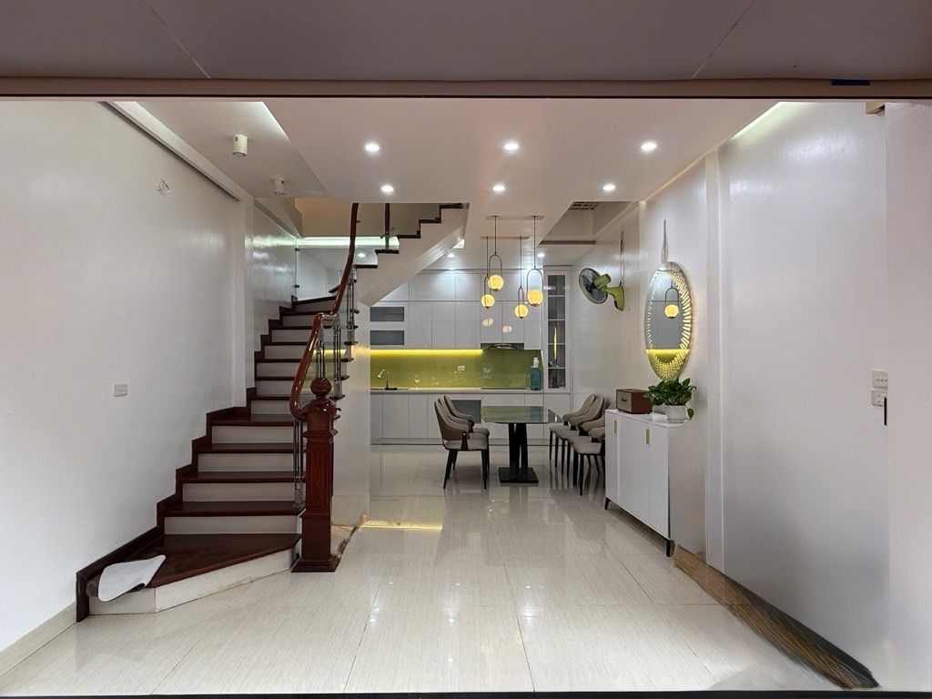 Nhà 5T Ngọc Lâm dân xây, ngõ rộng, gần phố chỉ hơn 9 tỷ còn tl. 15979043