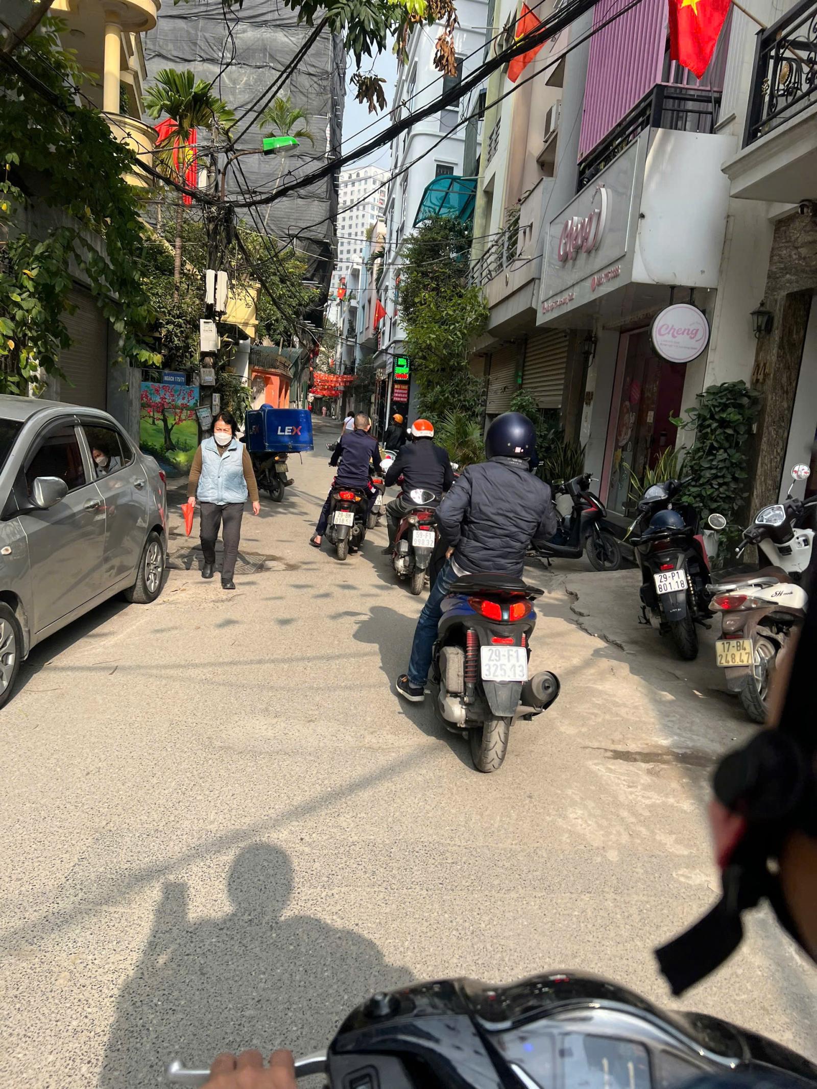 BÁN ĐẤT TẶNG NHÀ – NGÕ 175 LẠC LONG QUÂN  LÔ GÓC 15979084