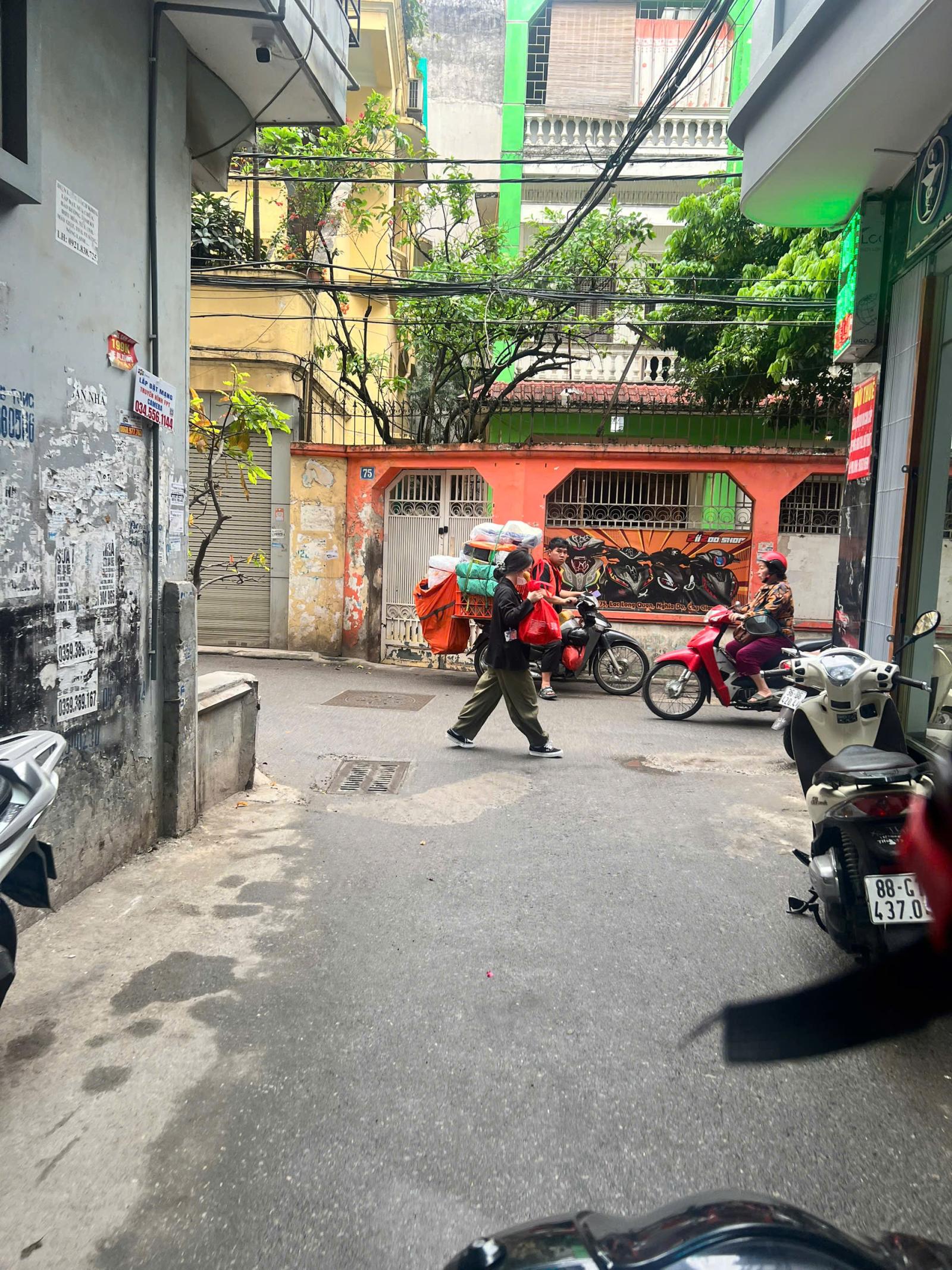 BÁN ĐẤT TẶNG NHÀ – NGÕ 175 LẠC LONG QUÂN  LÔ GÓC 15979084