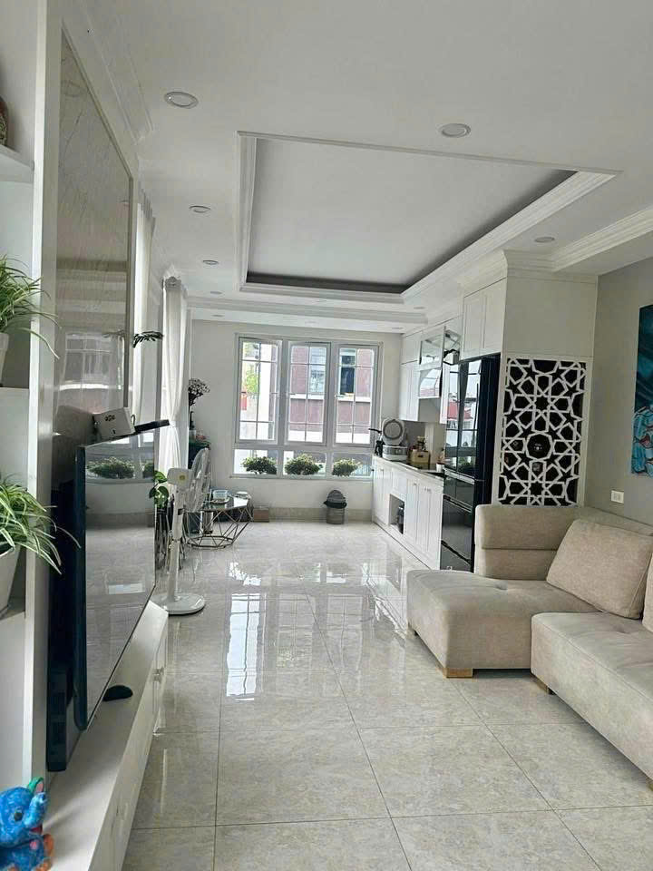 Bán nhà Hoàng Cầu, Đống Đa, ô tô lừi tận cửa, kinh doanh, 43m, 5 tầng, mt 3.7m, 14.5 tỷ 15979111