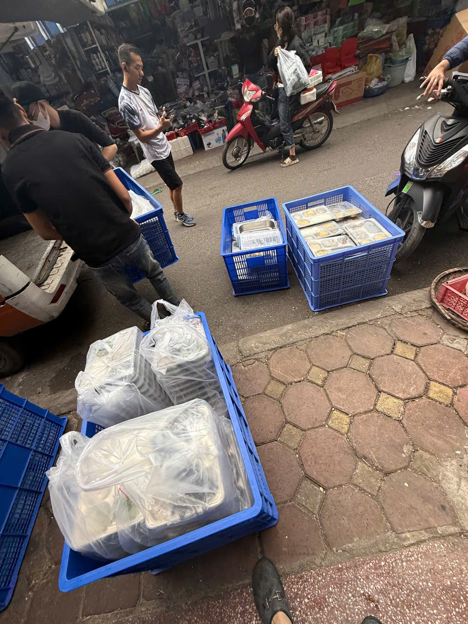 SANG NHƯỢNG GẤP QUÁN CƠM VĂN PHÒNG – NGÕ 1 TÔN THẤT TÙNG, ĐỐNG ĐA 15979147