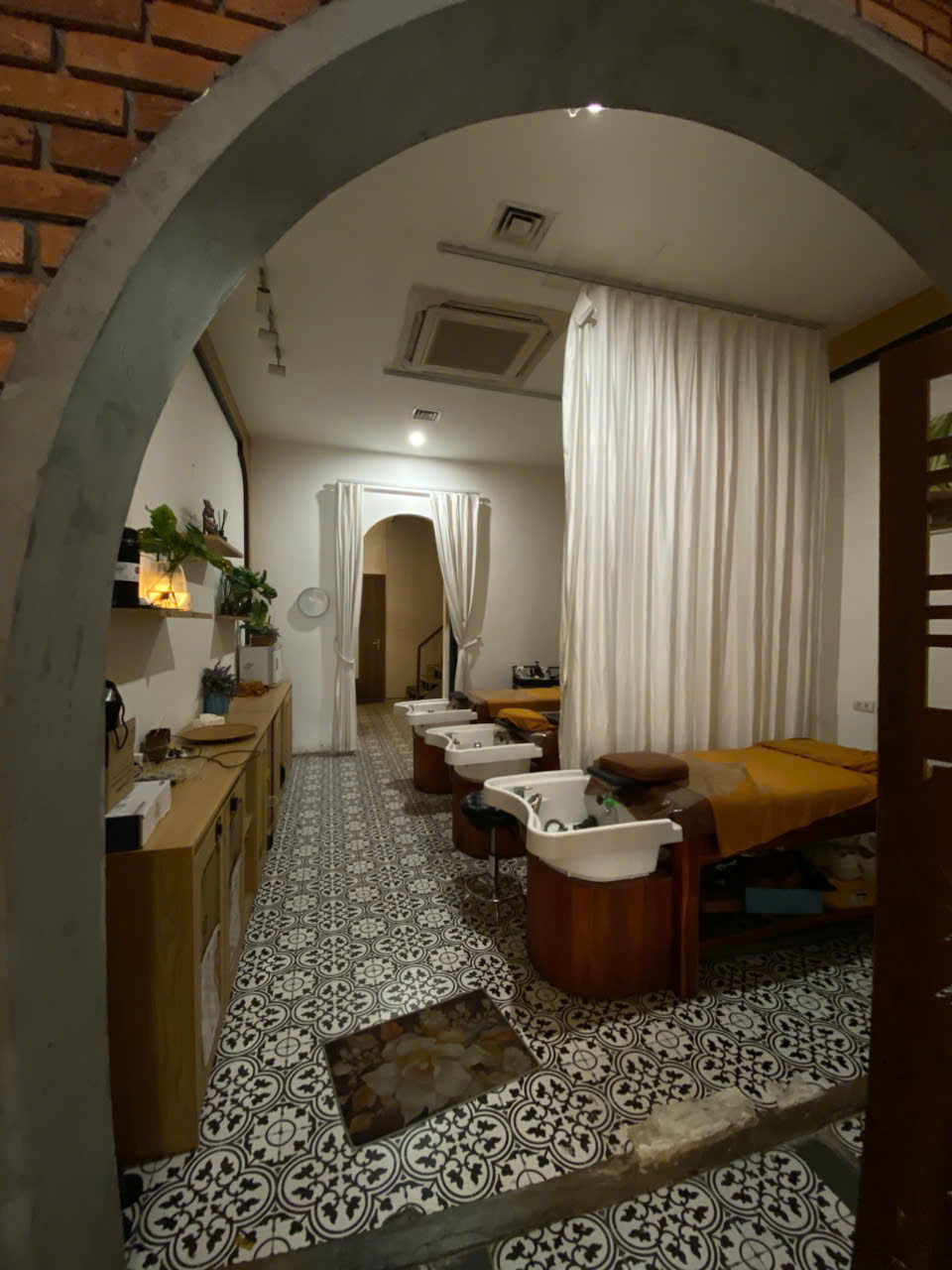 Hiếm, Bán nhà mặt phố Phan Kế Bính, kinh doanh, 40m 7 tầng thang máy 15979568