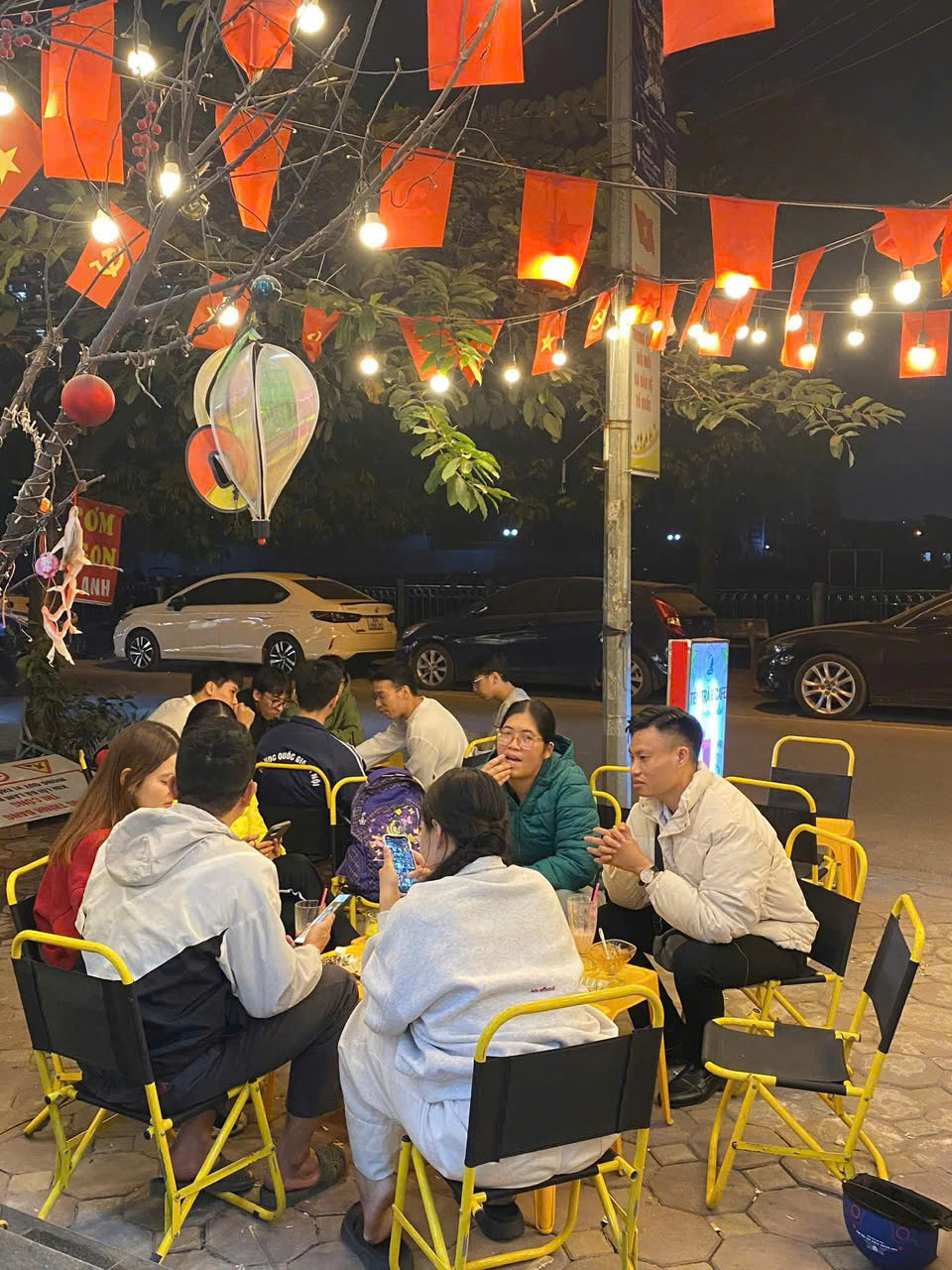 SANG NHƯỢNG QUÁN CAFE VIEW HỒ HẠ ĐÌNH - THANH XUÂN Quán nằm vị trí đắc địa, mặt đường to, đông 15979743