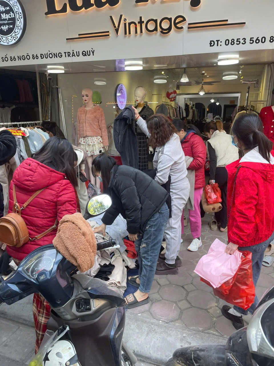 SANG NHƯỢNG SHOP QUẦN ÁO - TRÂU QUỲ, GIA LÂM Vị trí đắc địa: gần trường học, khu dân cư đông đúc, 15979746