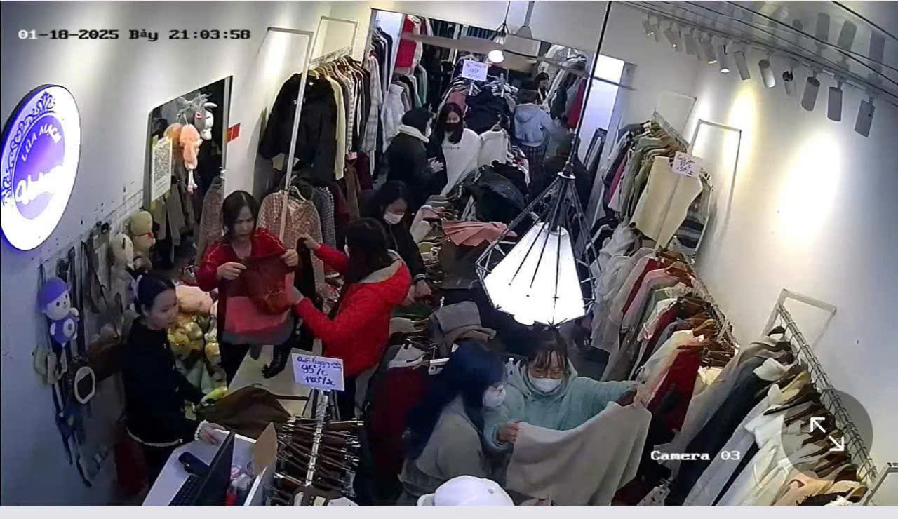 SANG NHƯỢNG SHOP QUẦN ÁO - TRÂU QUỲ, GIA LÂM Vị trí đắc địa: gần trường học, khu dân cư đông đúc, 15979746