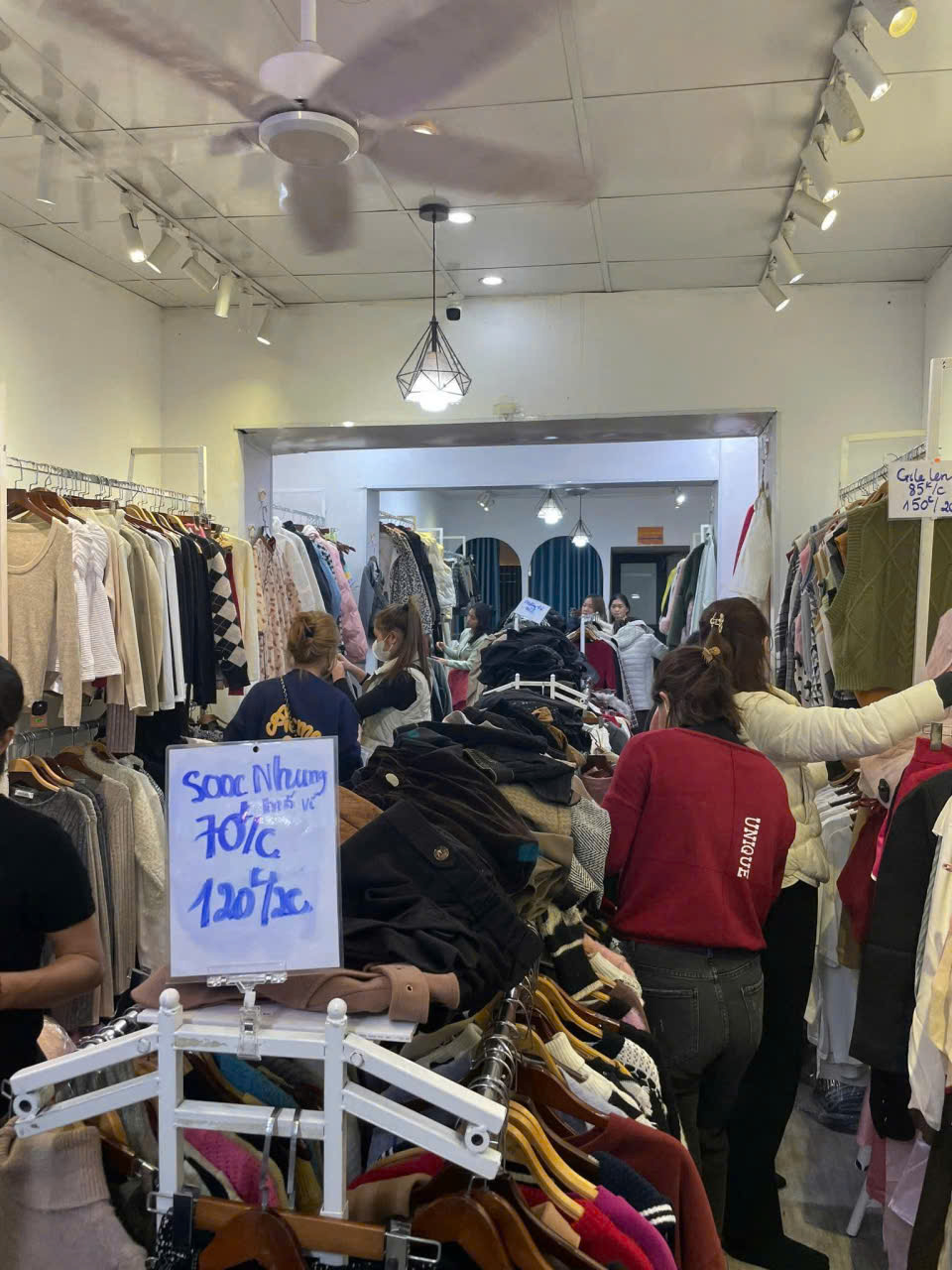 SANG NHƯỢNG SHOP QUẦN ÁO - TRÂU QUỲ, GIA LÂM Vị trí đắc địa: gần trường học, khu dân cư đông đúc, 15979747