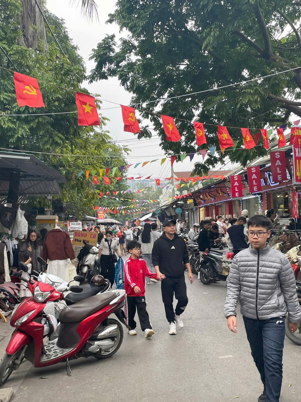 SANG NHƯỢNG SHOP QUẦN ÁO - TRÂU QUỲ, GIA LÂM Vị trí đắc địa: gần trường học, khu dân cư đông đúc, 15979747