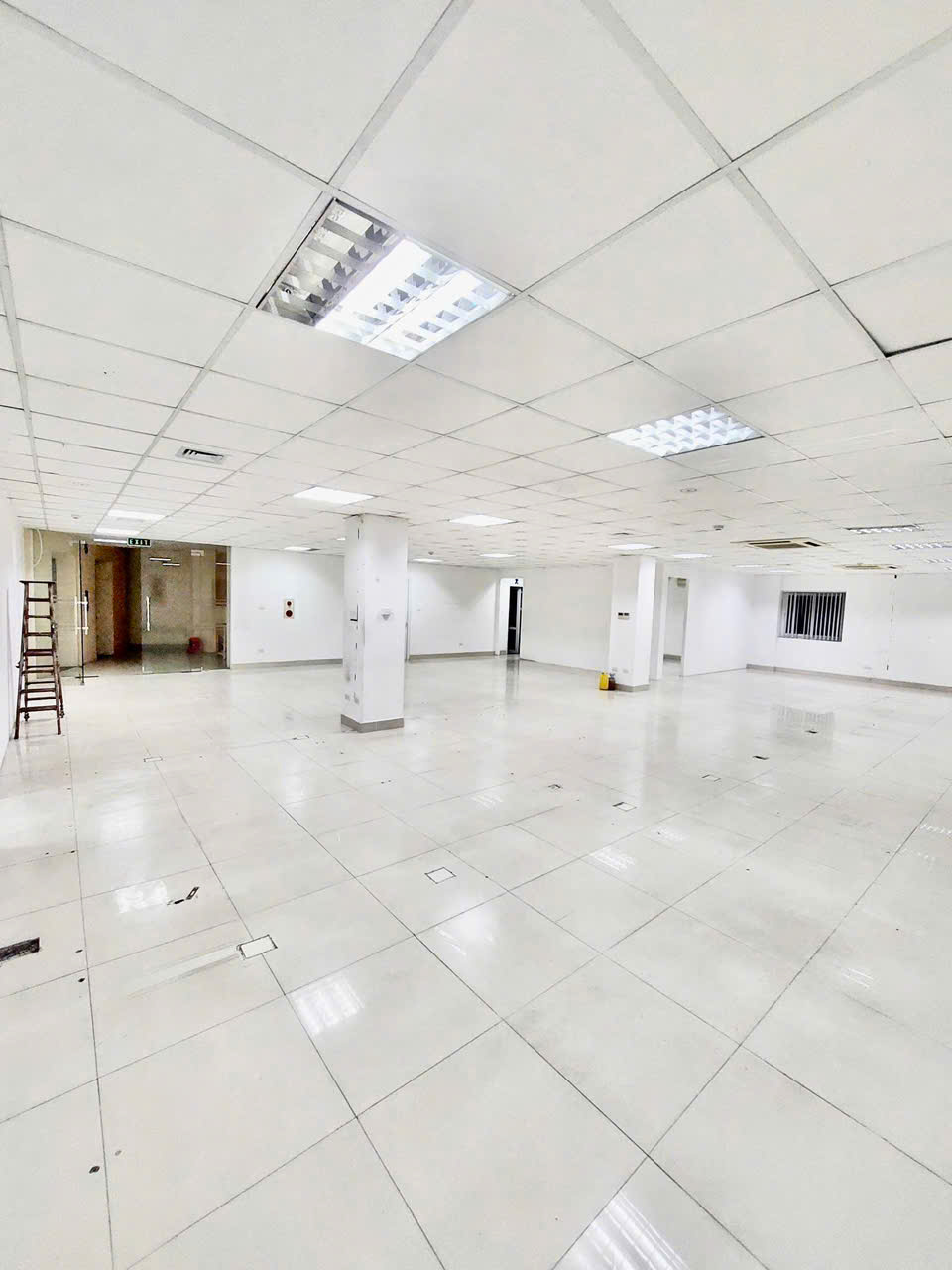 Tòà nhà văn phòng 28 Xuân La cho thuê tầng 5 làm văn phòng. 15980047