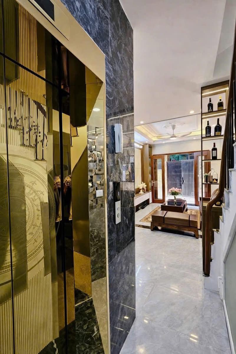 Bán nhà phố Hào Nam, Đống Đa, ngõ nông, nhà xây mới, 41m, 5 tầng thang máy, 12.8 tỷ 15980145