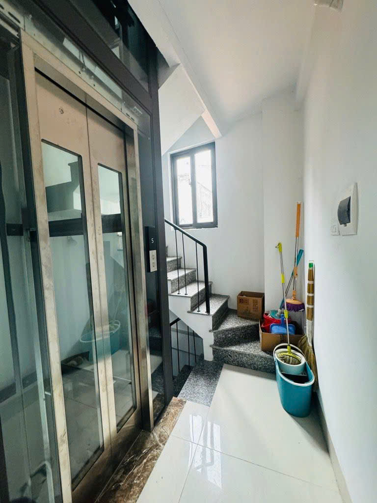 Nhỉnh 13t , 5 tầng thang máy,cách 1 nhà ra mặt phố Ngọc Lâm , cực hiếm nhà bán,dân xây Btct chắc 15980477