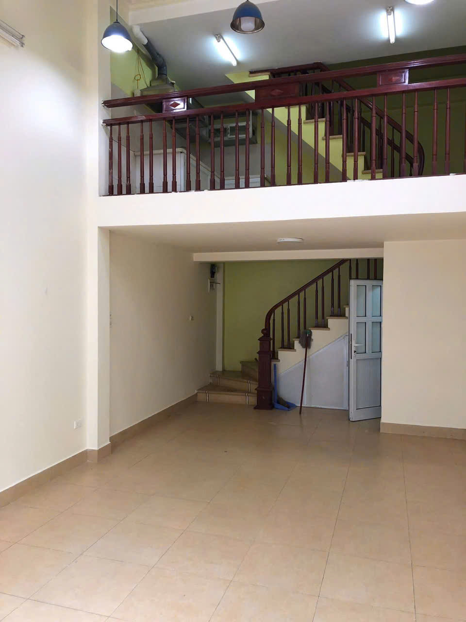 Cho thuê nhà Mặt phố Trung Kính 40m2*5 tầng, 4 ngủ, 4WC, Giá 40 triệu ctl 15980506