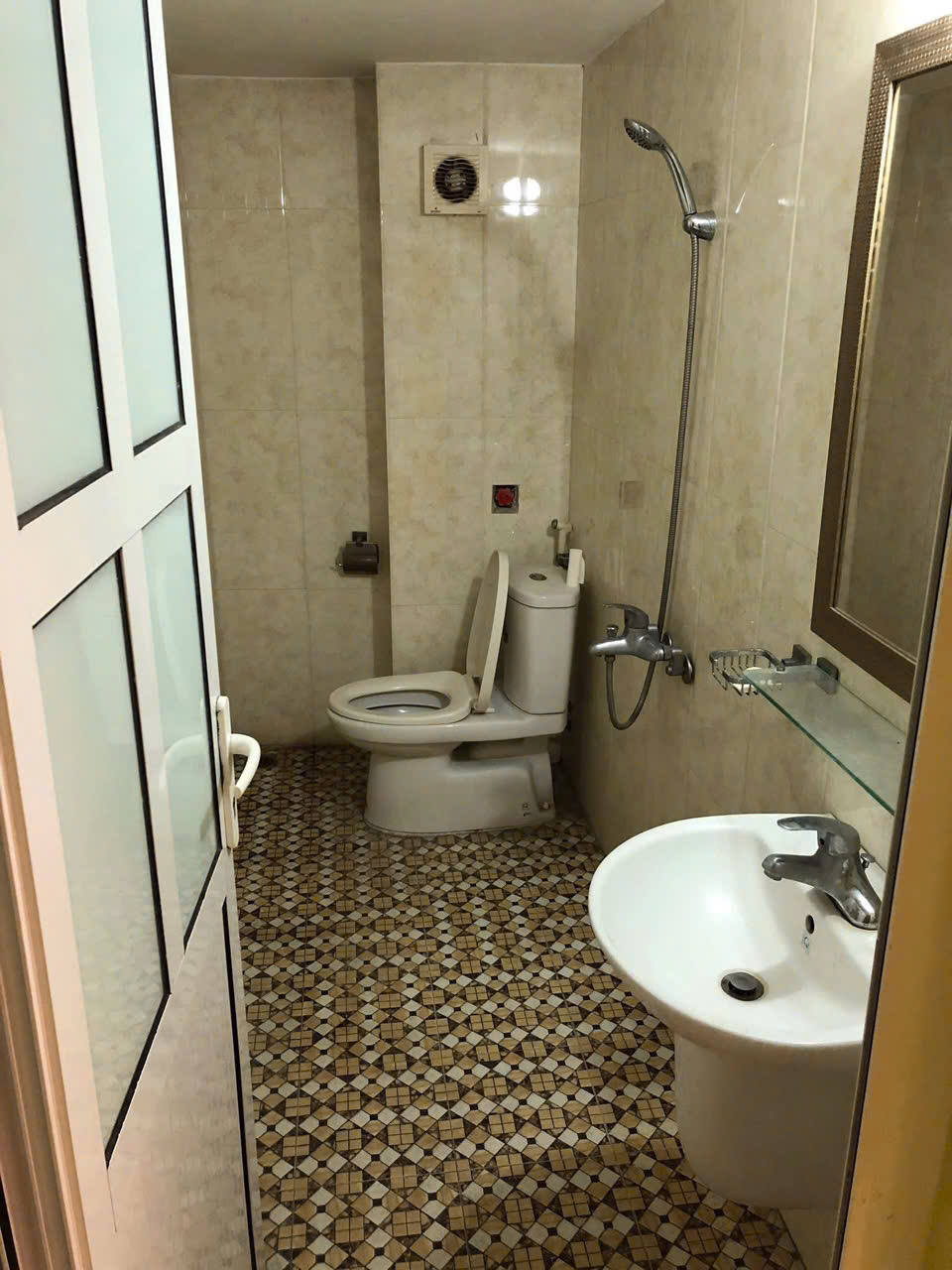 Cho thuê nhà Mặt phố Trung Kính 40m2*5 tầng, 4 ngủ, 4WC, Giá 40 triệu ctl 15980506