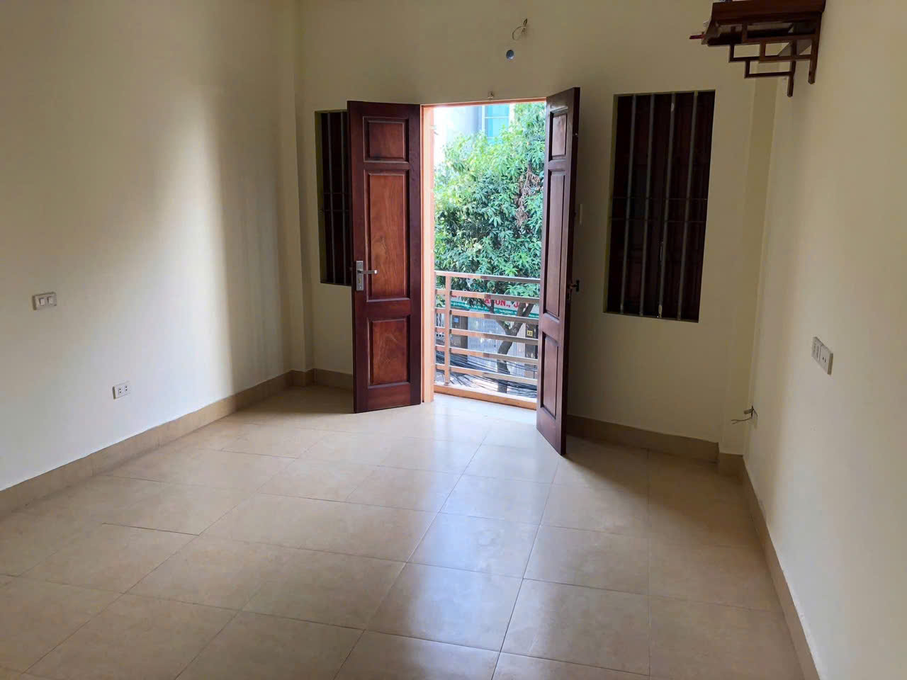 Cho thuê nhà Mặt phố Trung Kính 40m2*5 tầng, 4 ngủ, 4WC, Giá 40 triệu ctl 15980506