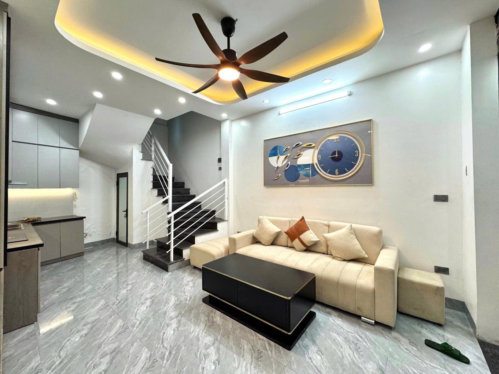 NHÀ QUAN NHÂN – 6 TẦNG – HAI THOÁNG – Ở NGAY 15980511