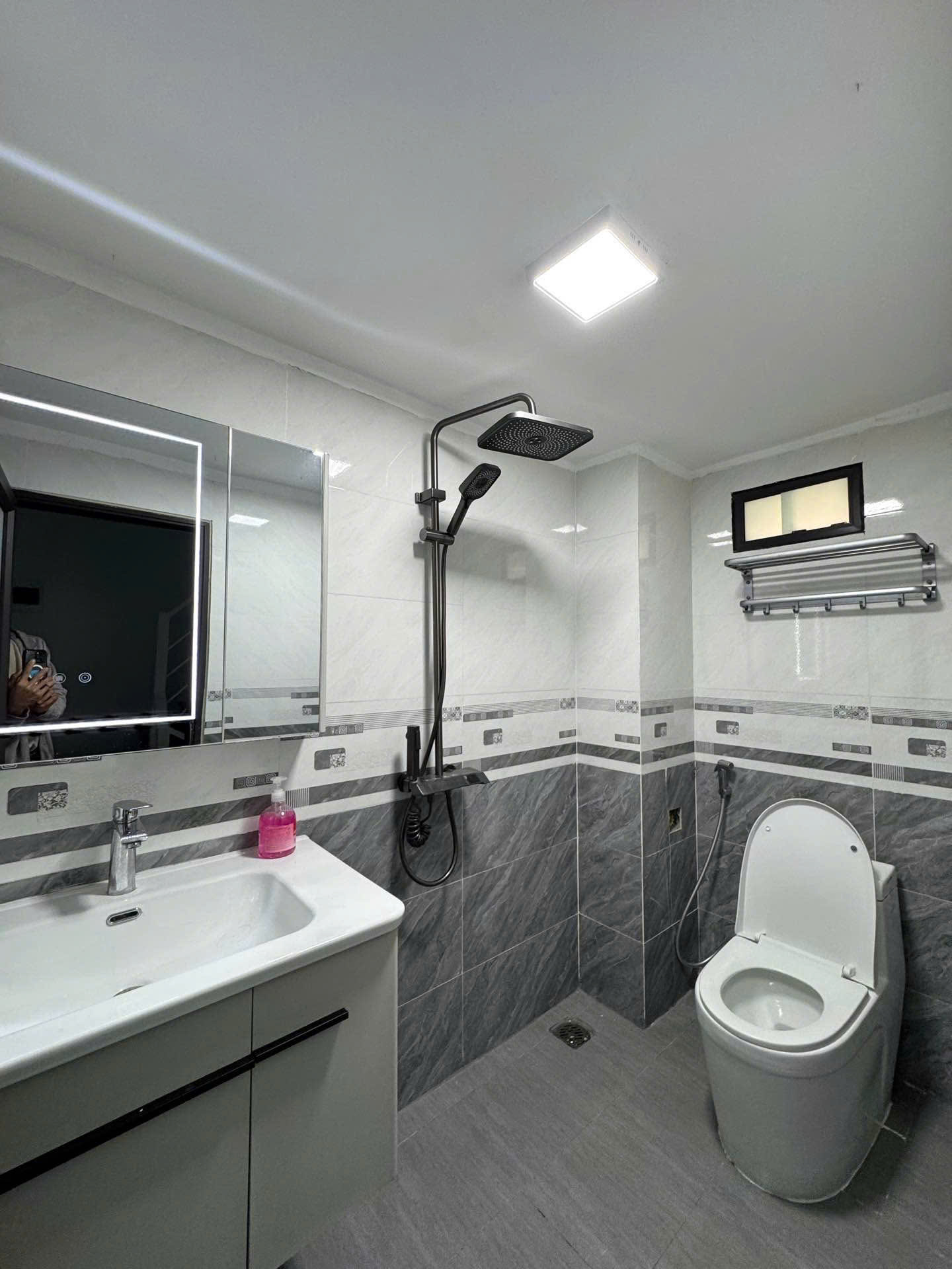 NHÀ QUAN NHÂN – 6 TẦNG – HAI THOÁNG – Ở NGAY 15980511