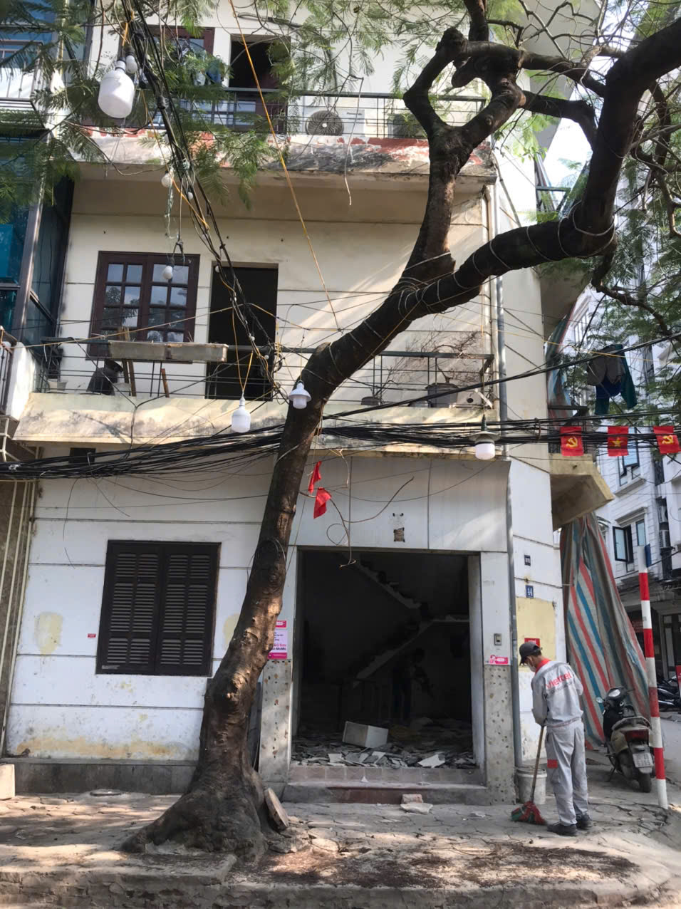 Cho thuê nhà KD Phố Trung Kính, 40m2 x 4 tầng, giá 25 Triệu Spa, hoặc VP 15980732