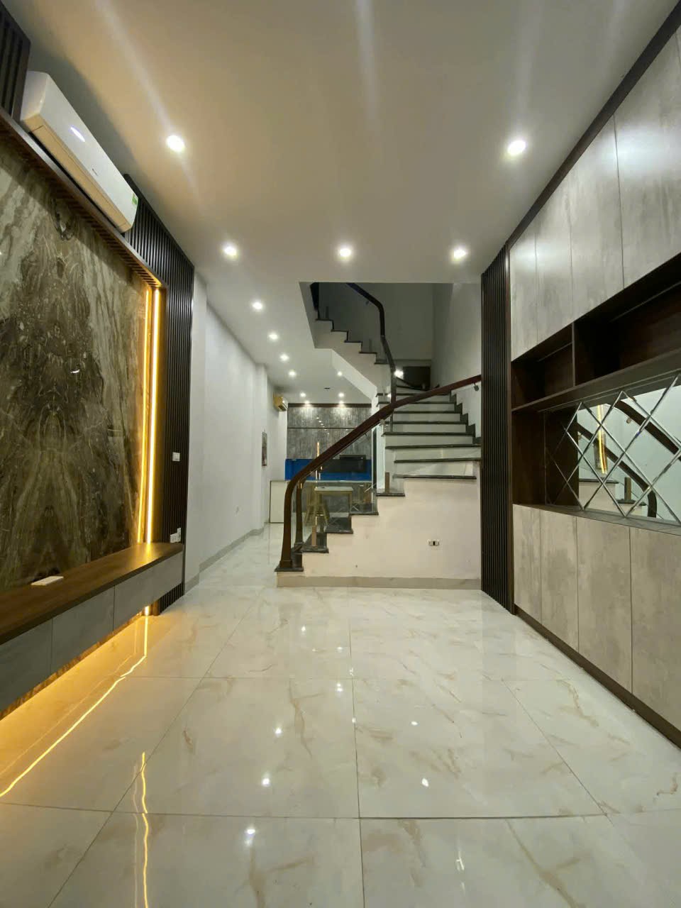 BÁN GẤP NHÀ ĐẸP ÂU CƠ TT TÂY HỒ FULL NỘI THẤT 43M X 4 TẦNG MT 4M 11 TỶ 
 15980841