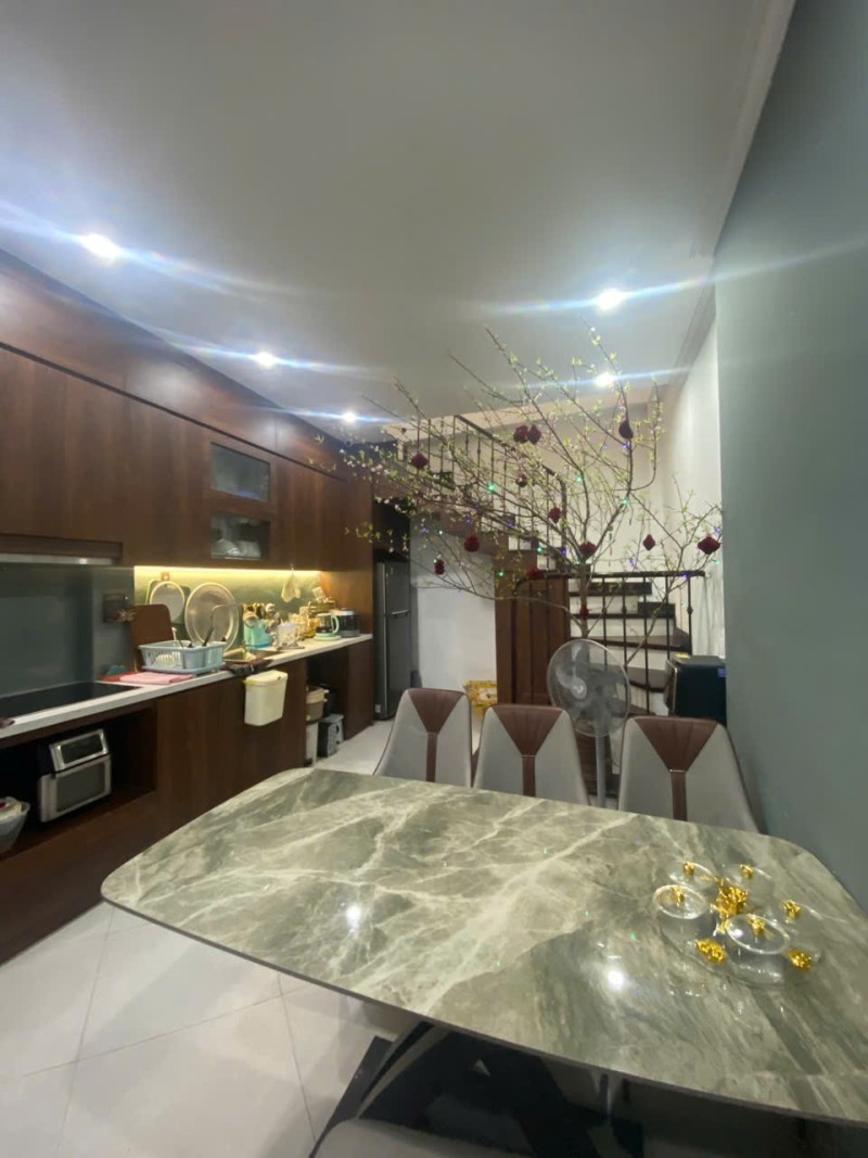 NHÀ GARA Ô TÔ – TRUNG TÂM NGỌC THỤY – 6 TẦNG – NGÕ 5M 15981027