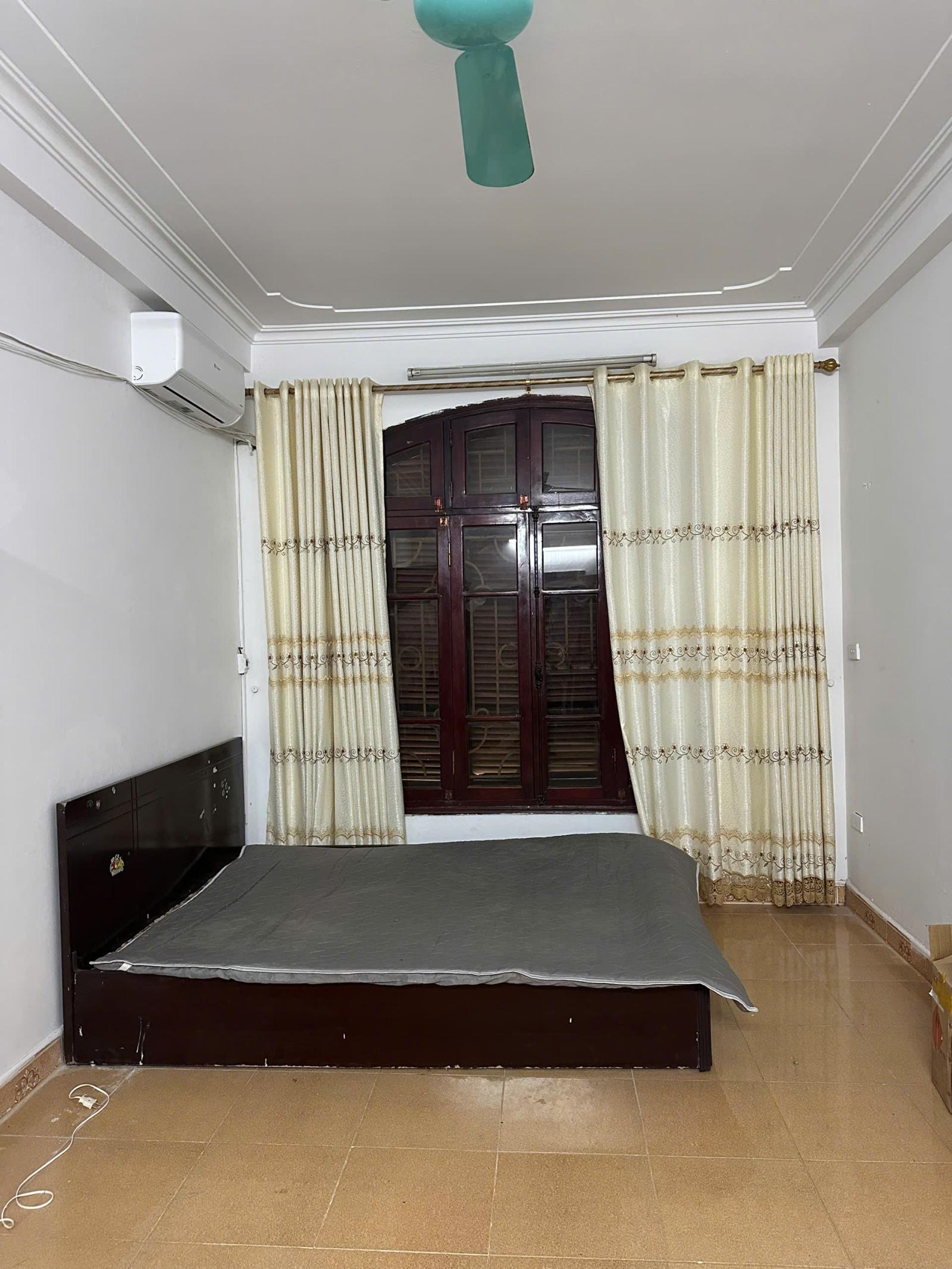 Cho thuê nhà nguyên căn 30m2 x 3,5 tầng cách mặt phố Dương Văn Bé 50 m 15981151