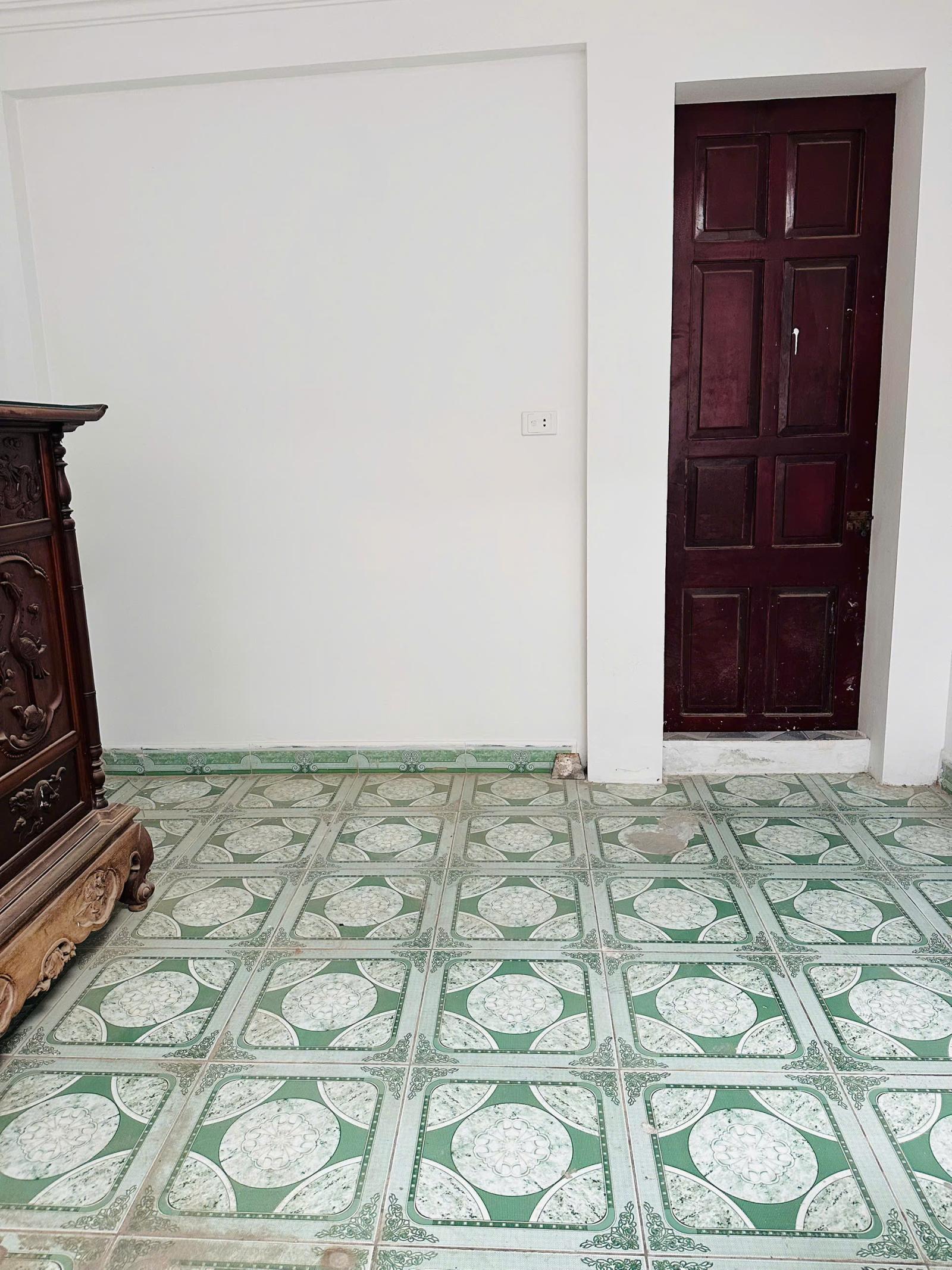 Cho thuê nhà nguyên căn 30m2 x 3,5 tầng cách mặt phố Dương Văn Bé 50 m 15981151