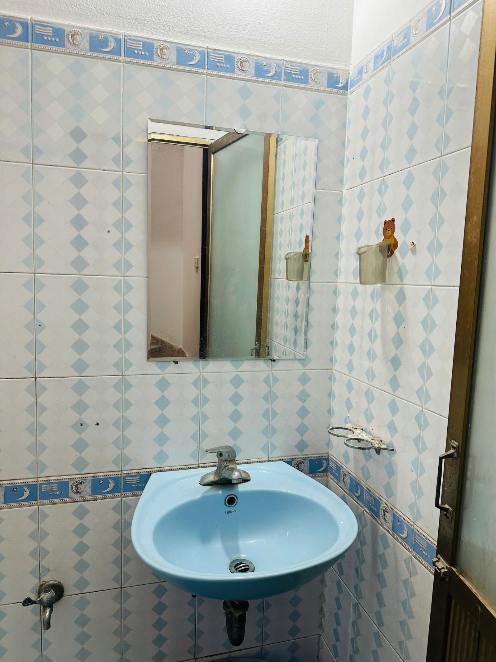 Cho thuê nhà nguyên căn 30m2 x 3,5 tầng cách mặt phố Dương Văn Bé 50 m 15981151