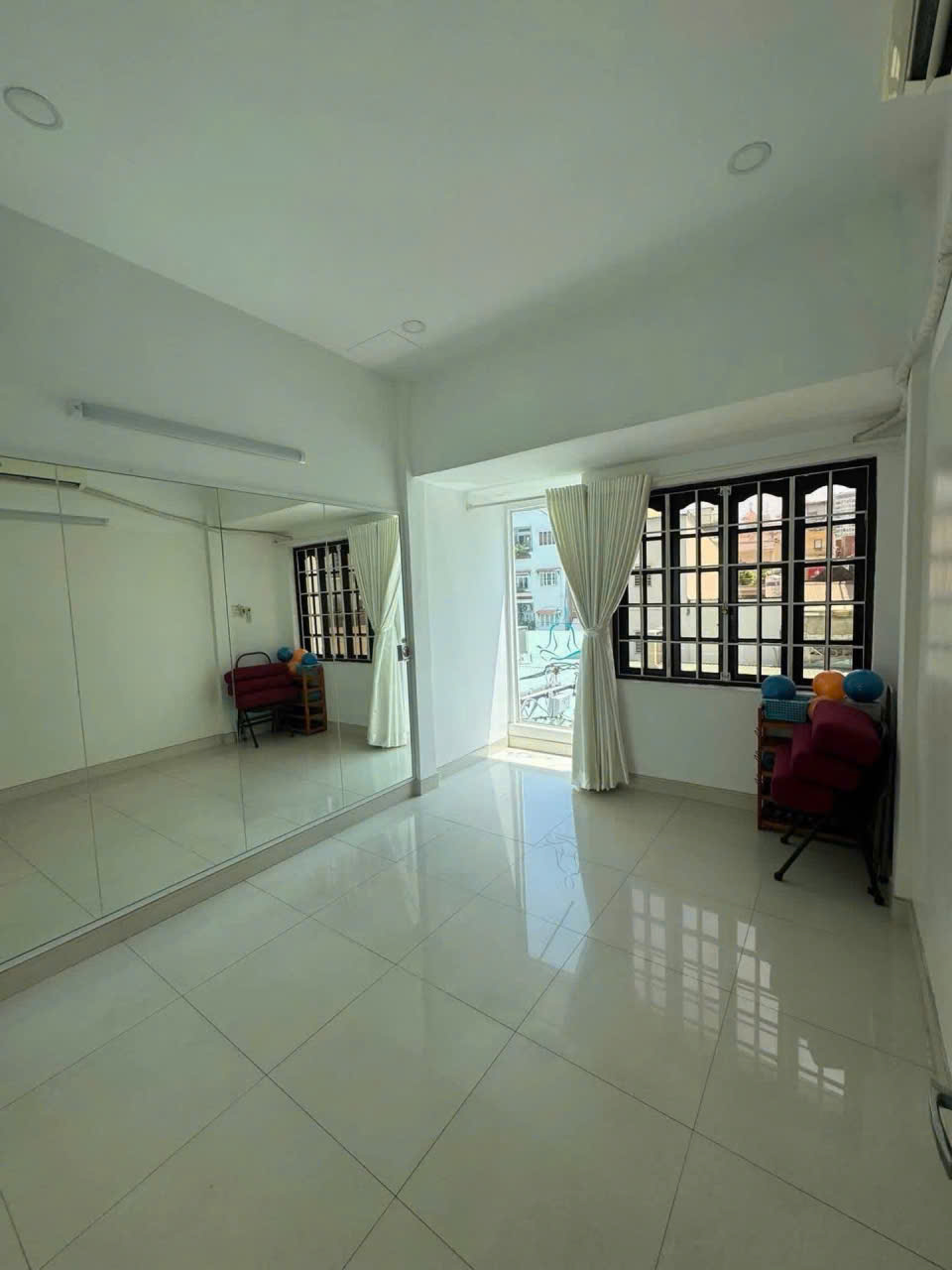 NHÀ 3 TẦNG – 4 PHÒNG NGỦ THOÁNG MÁT  15981176