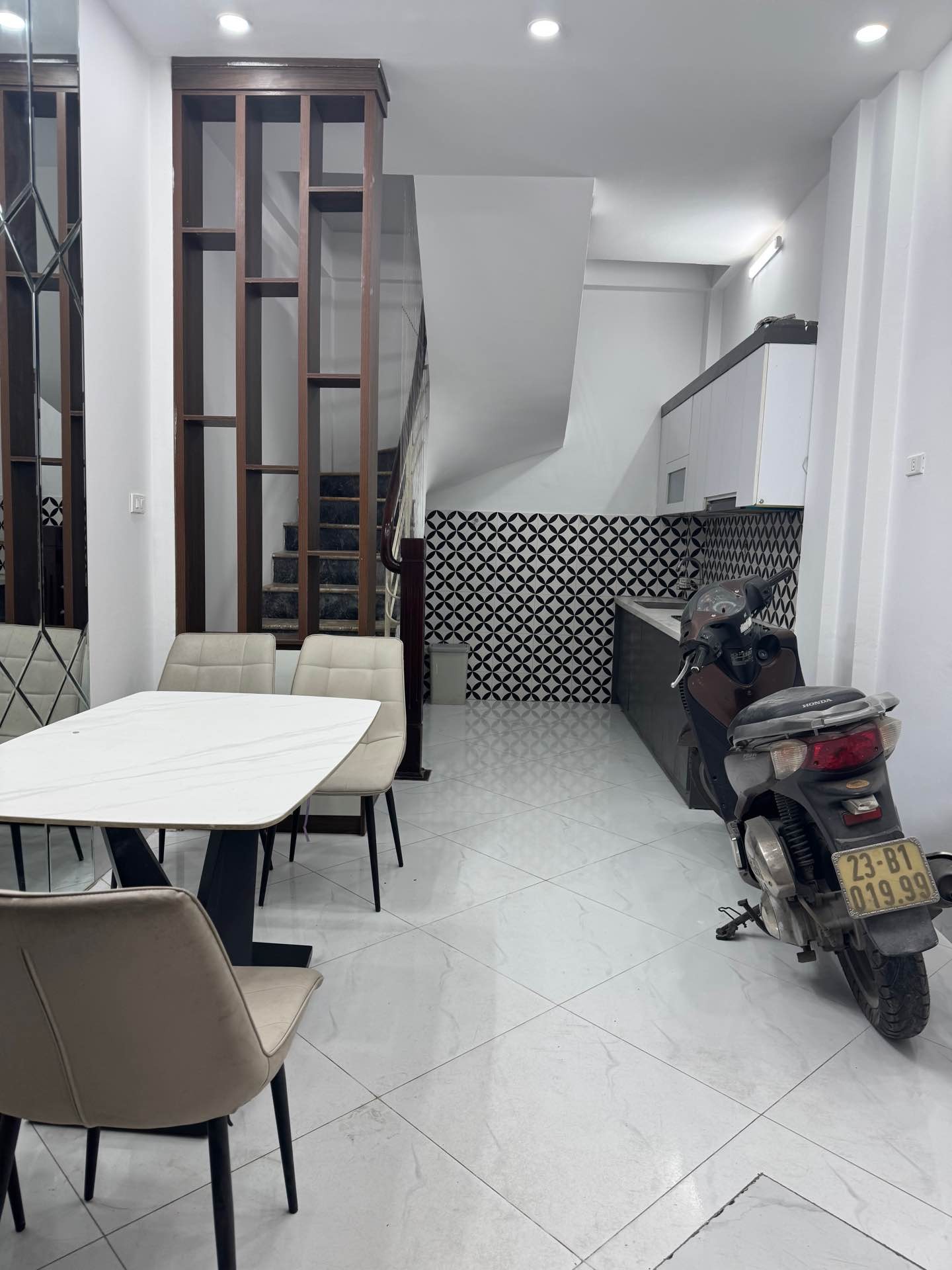 SIÊU PHẨM VUÔNG NHƯ TỜ A4, ANH EM NHANH CHÂN 15981204