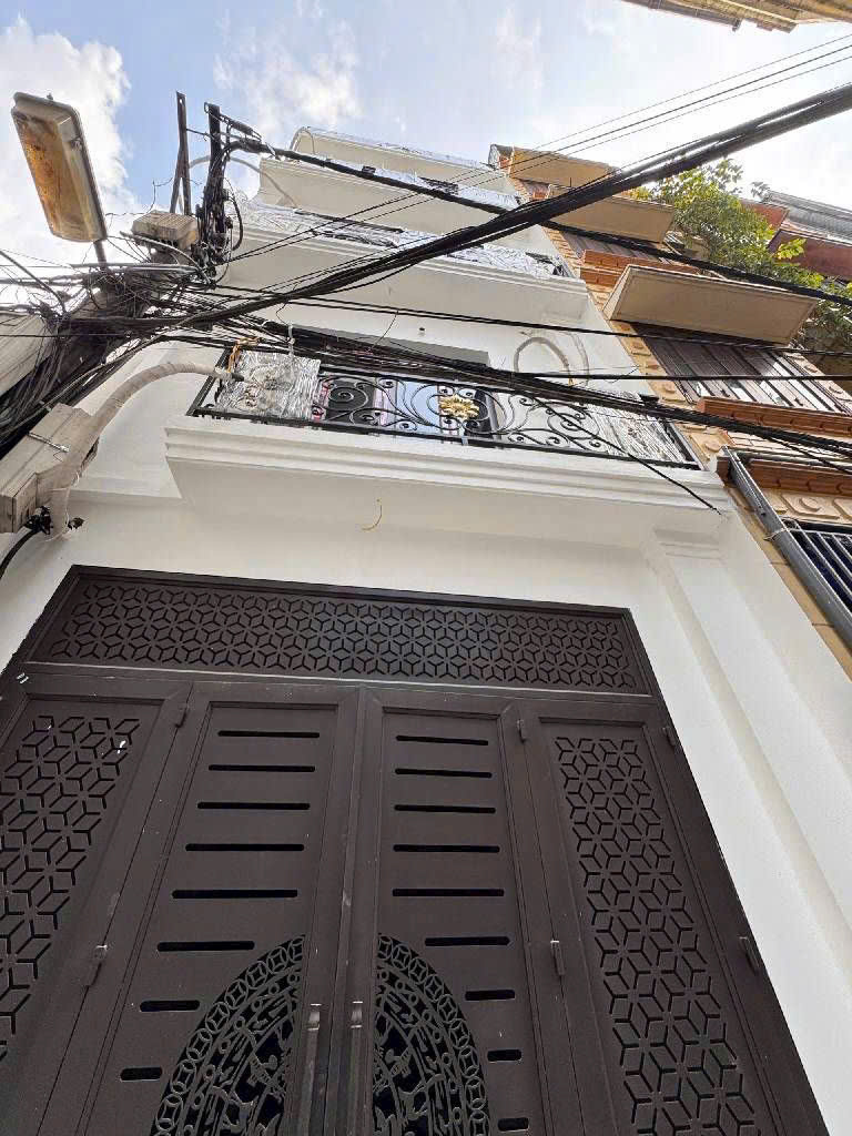 NHÀ ĐẸP PHỐ LĨNH NAM
 
DT: 53 m- 6 tầng- mt 4 m- chỉ 12.6 tỷ.
 15981336