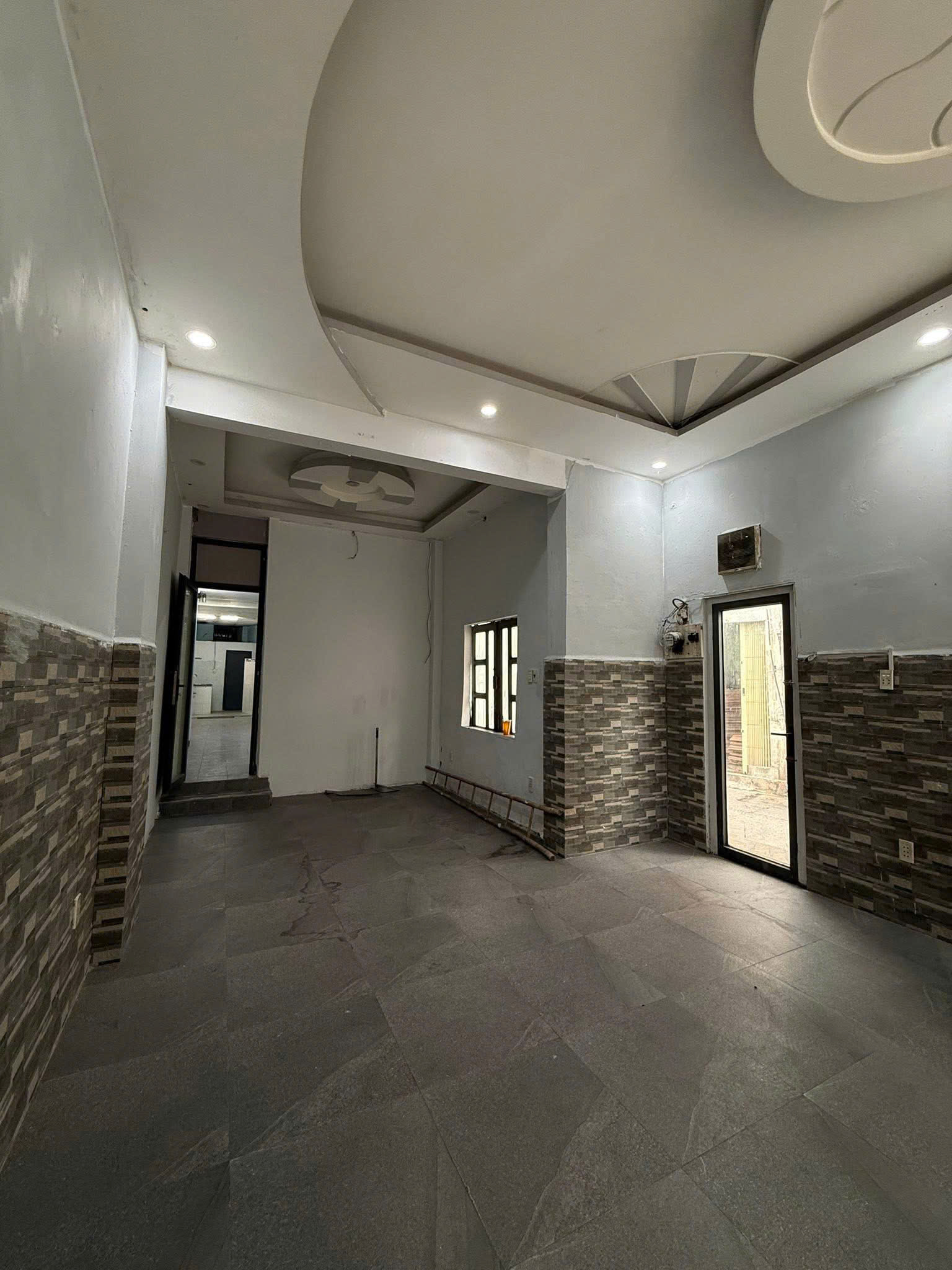 Bán nhà Mặt tiền Âu Cơ - gần Ngã tư Lạc Long Quân, 5,9x18m, 2 tầng - cho thuê tốt, 9 tỷ. 15981458