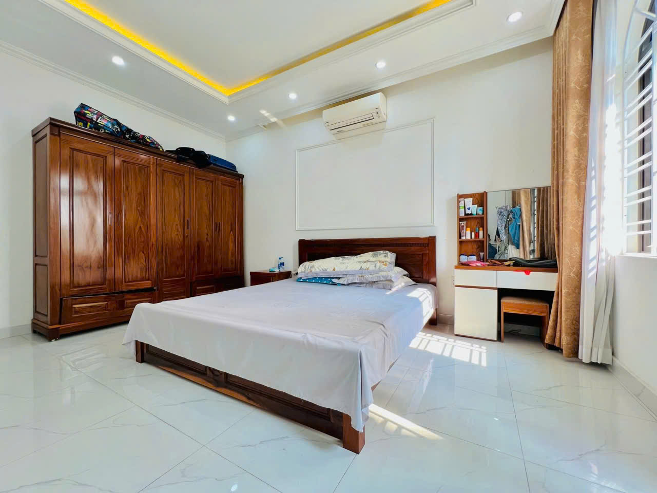 Nhà Khúc Thừa Dụ - 75m 4 tầng - ô.tô đỗ cửa - Đẹp như mớia 15981474