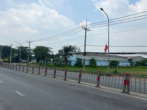 Bán nhà mặt tiền 8.800m2 giá 45 tỷ Đường Lỉnh Lộ 8 15981524