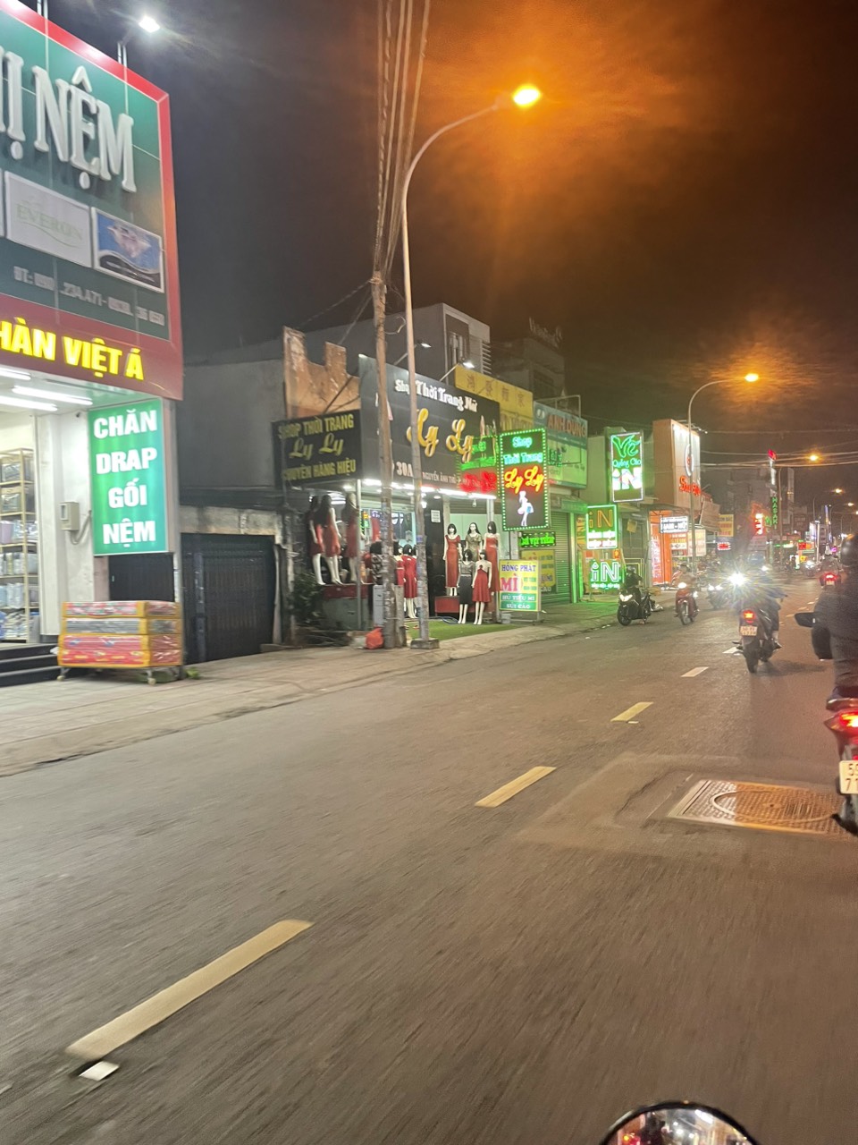 Bán nhà mặt tiền 1 trệt 4 lầu 9x25m giá 34 tỷ Nguyễn Ảnh Thủ 15981529