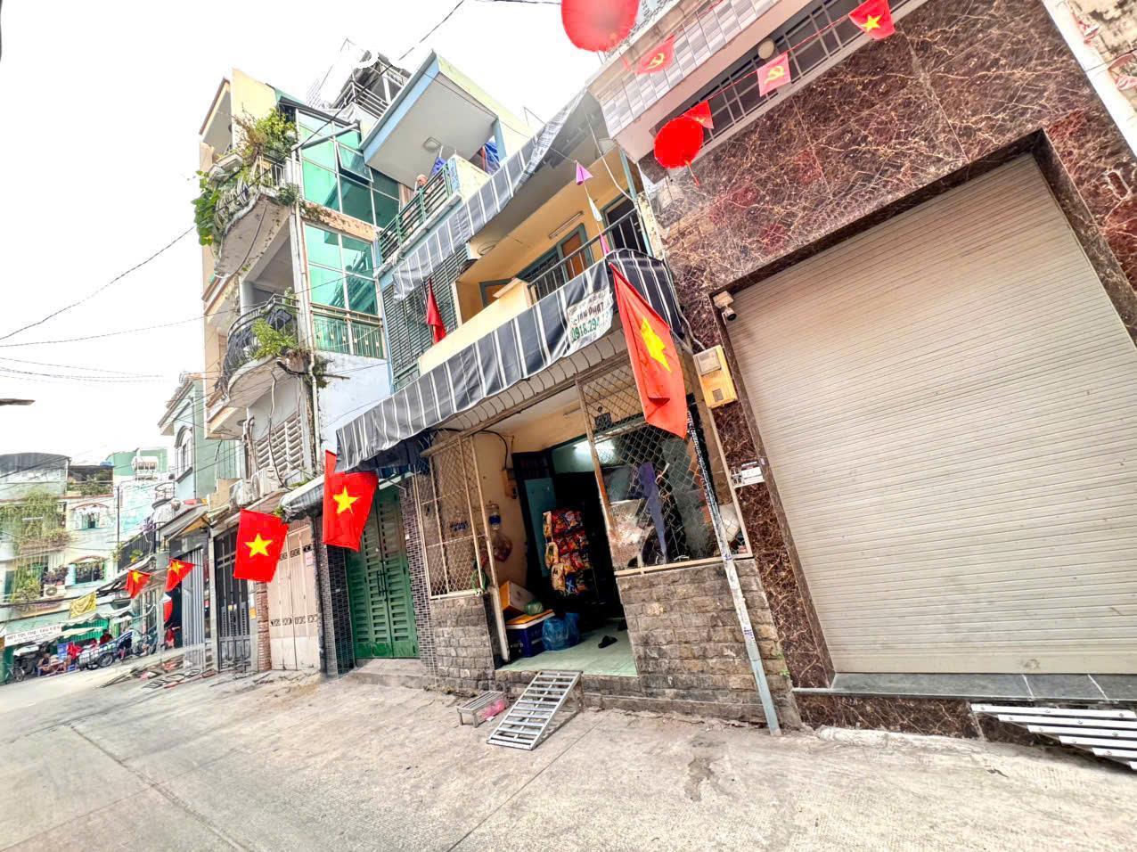 BÁN NHÀ 3 TẦNG MẶT TIỀN HẺM XE TẢI Đ.HAI BÀ TRƯNG, QUẬN 3 - DT 64M2 - NHÀ 2 MT TRƯỚC SAU THOÁNG- 15981535