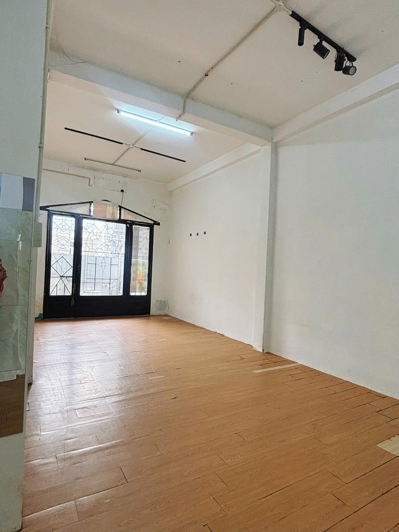 Cho thuê nguyên căn nhà Hồng Bàng đường 762, Phường 1, Quận 11. 15981571